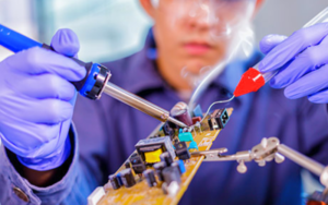 Homem fazendo manutenção em um componente eletrônico