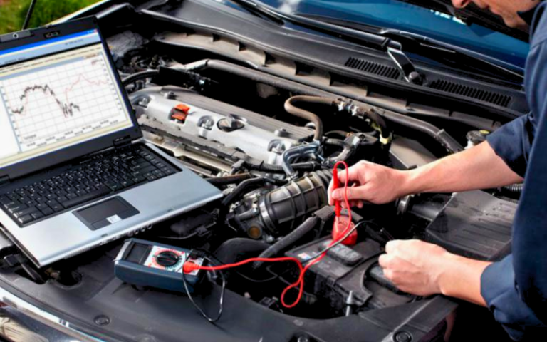 Um homem dando assistência mecânica em um motor