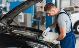 Mecânico trocando o óleo do carro